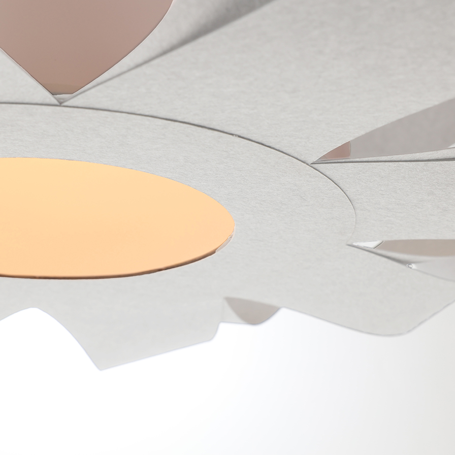 Gros plan sur l’abat-jour en fibres naturelles blanches de la suspension KIM, un design artisanal