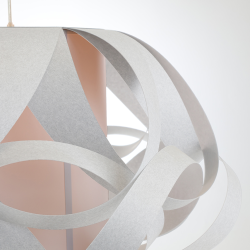 Zoom sur la texture ajourée de la suspension KIM en fibres naturelles, un éclairage raffiné