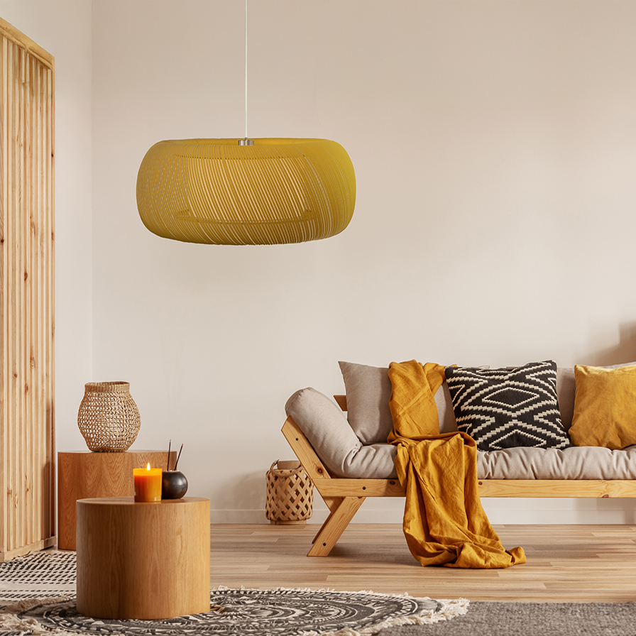 Suspension BONIE jaune 57 cm installée dans un salon moderne, apportant une touche lumineuse et élégante.