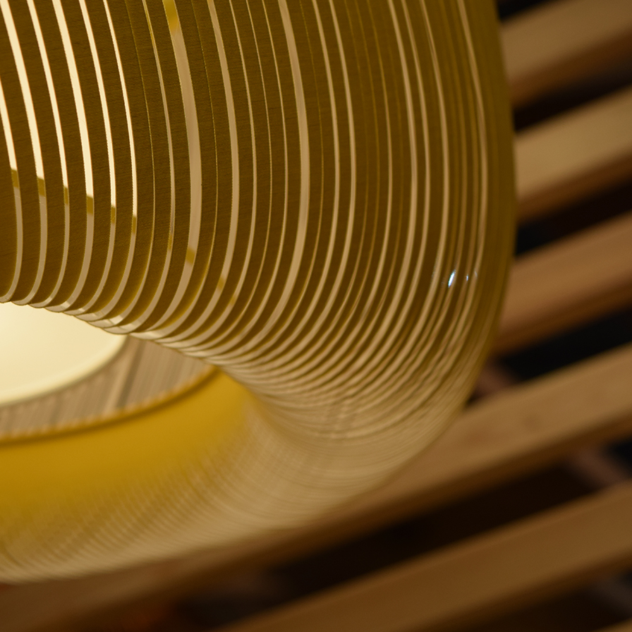 Suspension design BONIE jaune 57 cm, vue latérale mettant en avant sa forme arrondie et sa finition soignée.