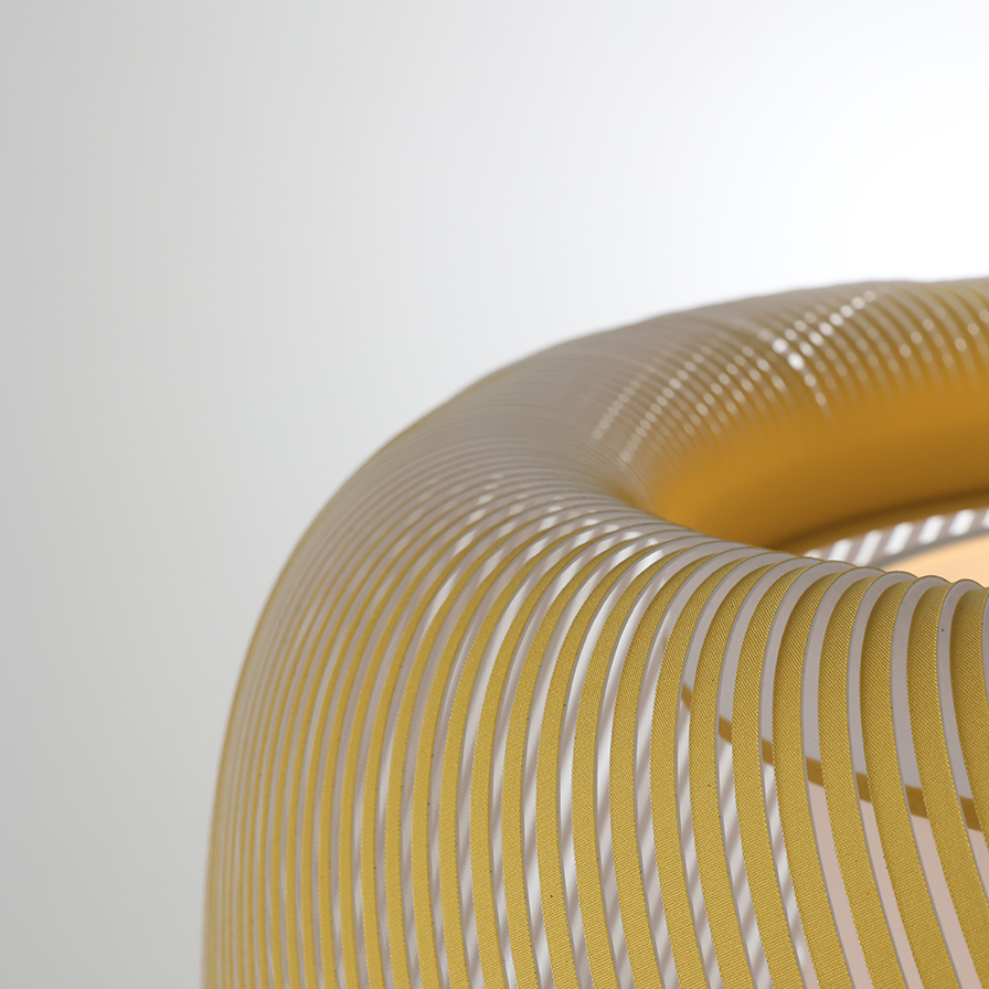 Zoom sur la suspension BONIE jaune, design contemporain en lamelles ajourées.