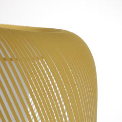 Gros plan sur l’abat-jour en velours jaune de la suspension BONIE, texture élégante et lumineuse.