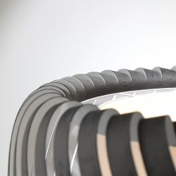 Gros plan sur l’abat-jour en velours anthracite de la suspension CLYDE, avec des finitions haut de gamme.
