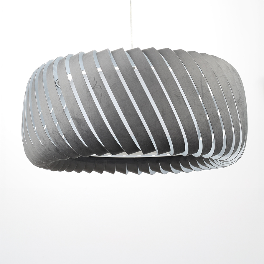 Vue sur la suspension CLYDE design en lamelles ajourées velours coloris gris anthracite, installée sur fond neutre.