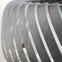Vue rapprochée de la suspension CLYDE en velours anthracite, mettant en valeur sa texture douce et son design moderne.