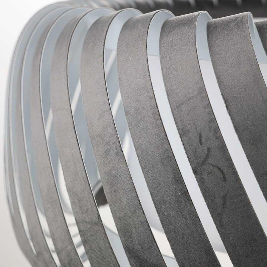 Vue rapprochée de la suspension CLYDE en velours anthracite, mettant en valeur sa texture douce et son design moderne.