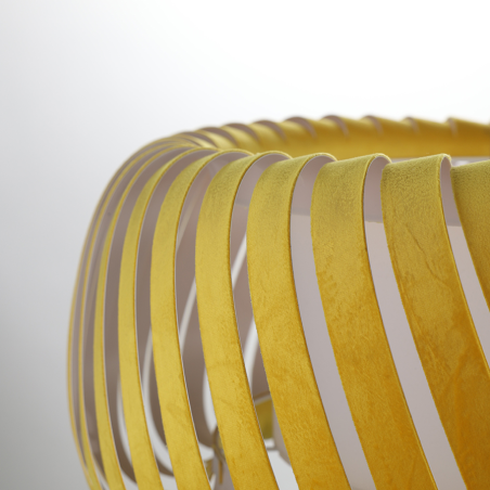 Vue rapprochée de la suspension CLYDE en velours jaune, mettant en valeur sa texture douce et son design moderne.