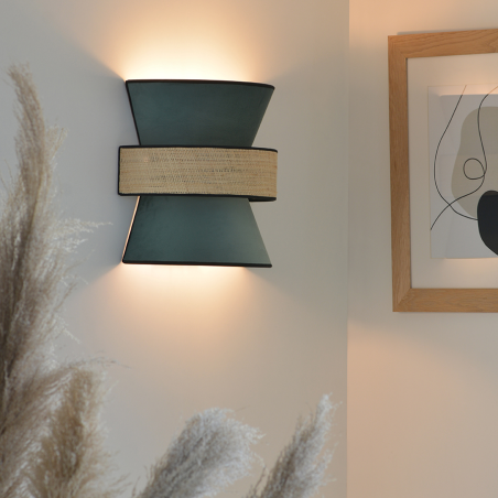 Applique lampe murale GATSBY en velours vert et rotin, installée et allumée dans un salon style contemporain.