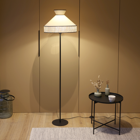 Lampadaire GATSBY installé et allumé dans un salon moderne, apportant une ambiance chaleureuse et sophistiquée.