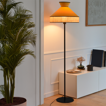 Lampadaire GATSBY installé et allumé dans un salon moderne, apportant une ambiance chaleureuse et sophistiquée.
