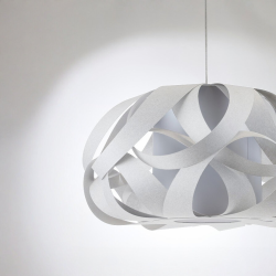 Suspension design KIM en fibres naturelles blanches, un luminaire aéré et tendance