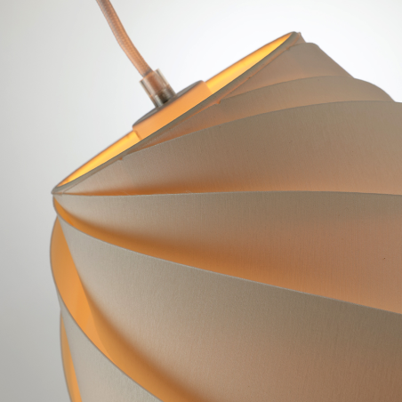 Gros plan sur l’abat-jour en chintz blanc de la suspension KELLY, en forme de tourbillon effet spirale.
