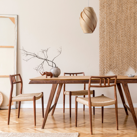 Luminaire suspendu de plafond KELLY en polymère et  bois peuplier, idéalement dans un salon moderne épuré.