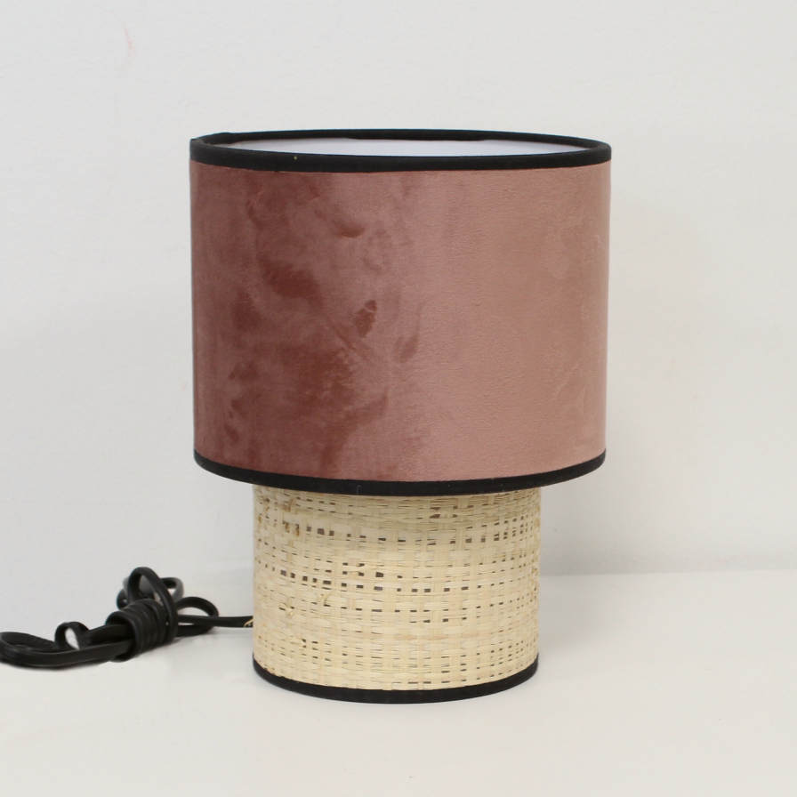 Lampe GATSBY éteinte, présentation du luminaire dans un intérieur chic, illustrant son style naturel et sophistiqué.
