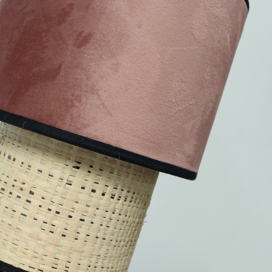 Gros plan sur l’abat-jour, la texture douce et luxueuse du velours, mettant en avant la couleur rose terra et son rendu élégant.