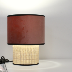 Lampe de salon GATSBY, profil du luminaire mettant en valeur l’association du velours et du rotin dans un design épuré.