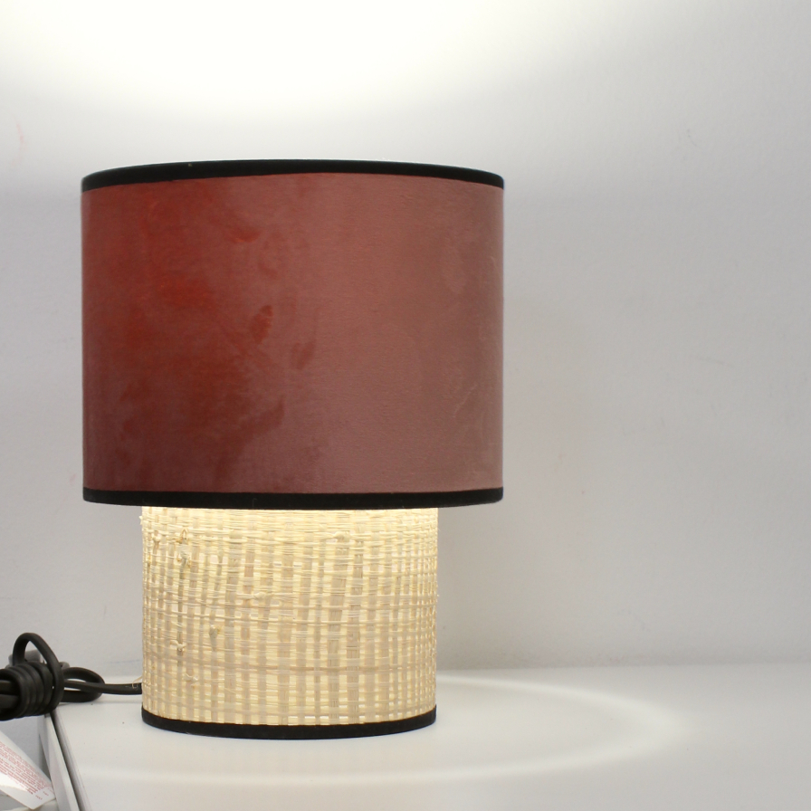 Lampe de salon GATSBY, profil du luminaire mettant en valeur l’association du velours et du rotin dans un design épuré.