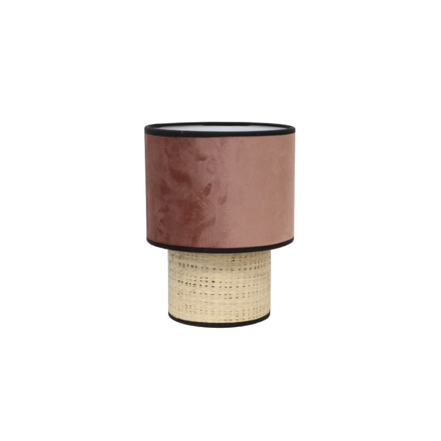 Lampe GATSBY, élégante combinant un abat-jour en velours rose terra, un biais en coton noir et un pied en rotin naturel