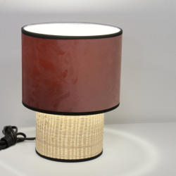 Lampe GATSBY allumée, lumière chaleureuse diffusée à travers l’abat-jour en velours, créant une ambiance cosy et feutrée.