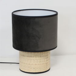 Lampe GATSBY éteinte, présentation du luminaire dans un intérieur chic, illustrant son style naturel et sophistiqué.