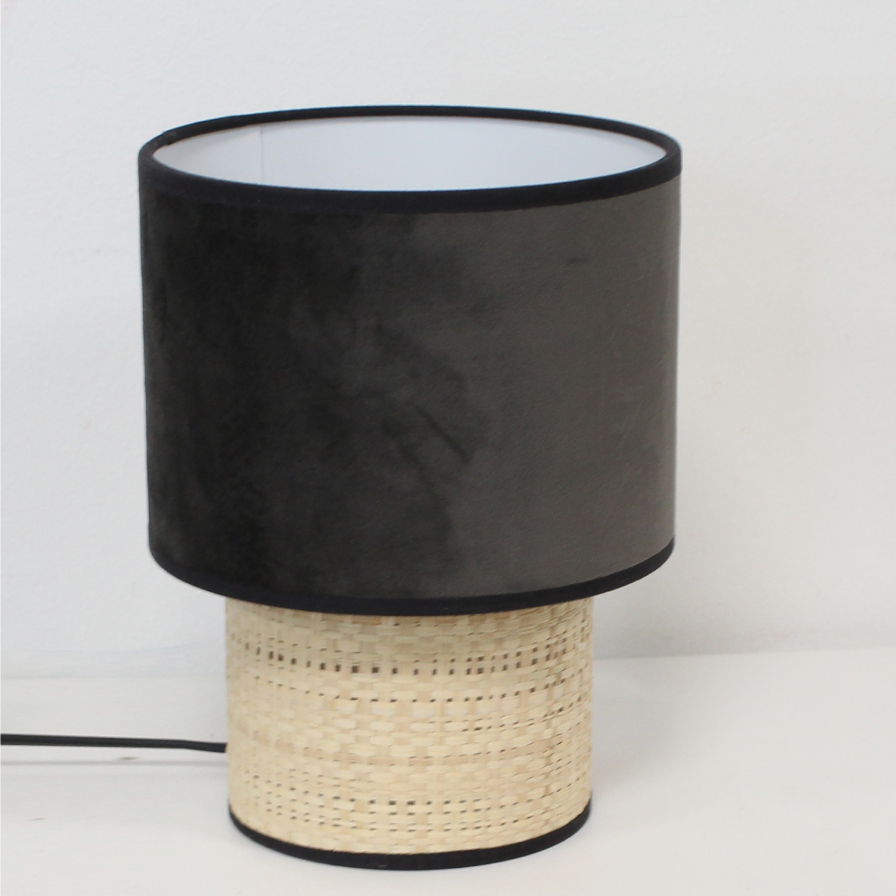Lampe GATSBY éteinte, présentation du luminaire dans un intérieur chic, illustrant son style naturel et sophistiqué.