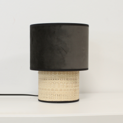 Lampe de salon GATSBY, profil du luminaire mettant en valeur l’association du velours et du rotin dans un design épuré.