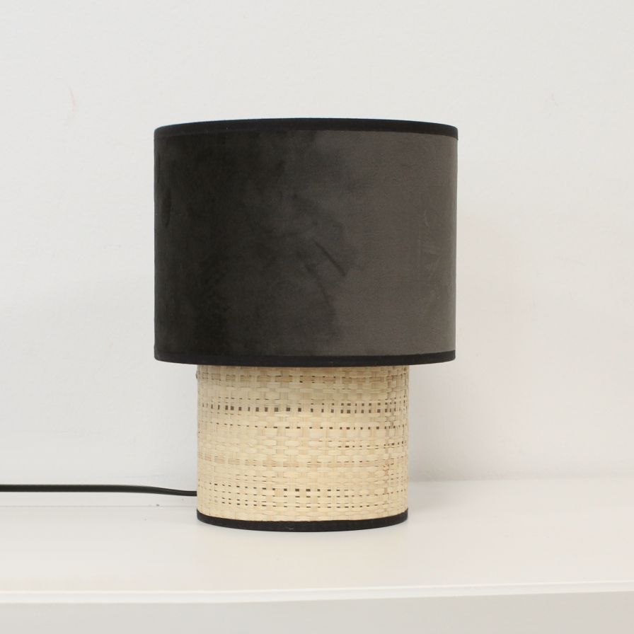 Lampe de salon GATSBY, profil du luminaire mettant en valeur l’association du velours et du rotin dans un design épuré.
