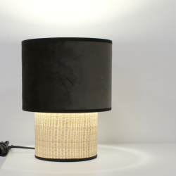 Lampe de chevet GATSBY allumée, lumière chaleureuse diffusée à travers l’abat-jour en velours.