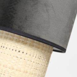 Zoom sur l’abat-jour, la texture douce et luxueuse du velours, mettant en avant la couleur gris anthracite et son rendu élégant.