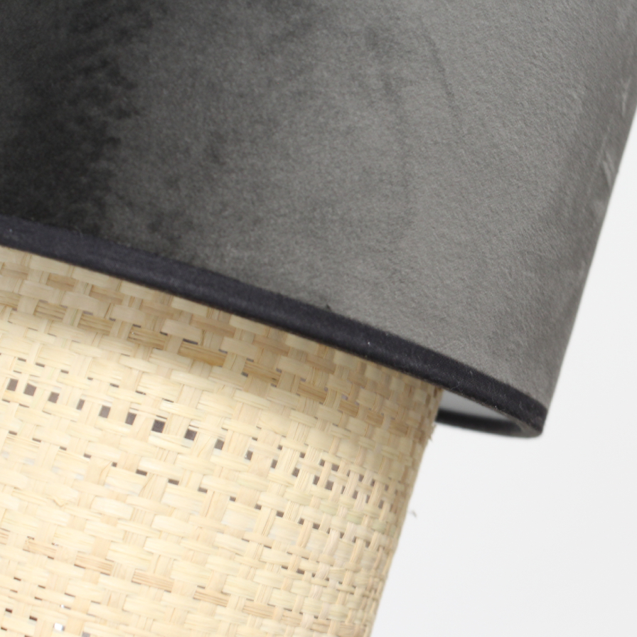 Zoom sur l’abat-jour, la texture douce et luxueuse du velours, mettant en avant la couleur gris anthracite et son rendu élégant.