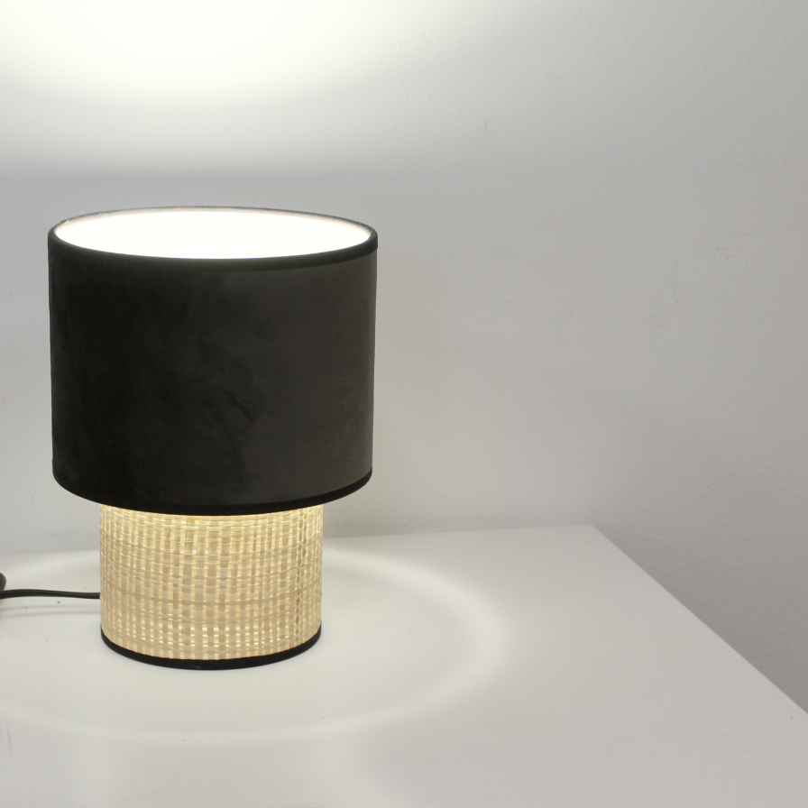 Lampe GATSBY allumée, lumière chaleureuse diffusée à travers l’abat-jour en velours, créant une ambiance cosy et feutrée.