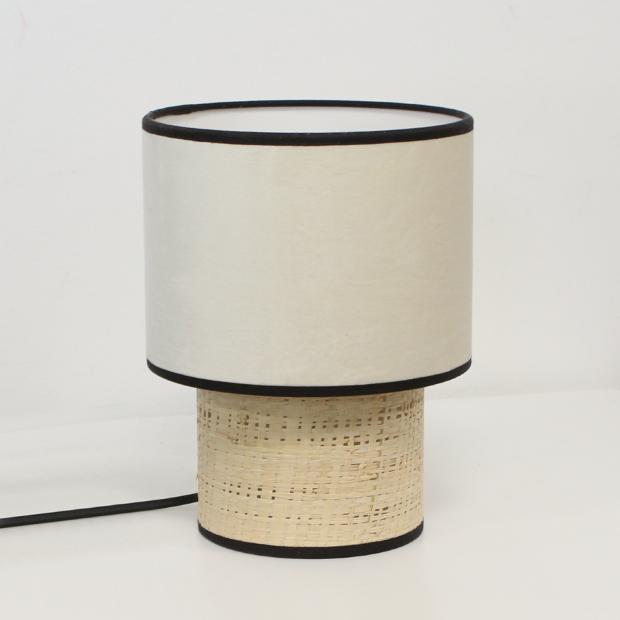 Lampe GATSBY éteinte, présentation du luminaire dans un intérieur chic, illustrant son style naturel et sophistiqué.