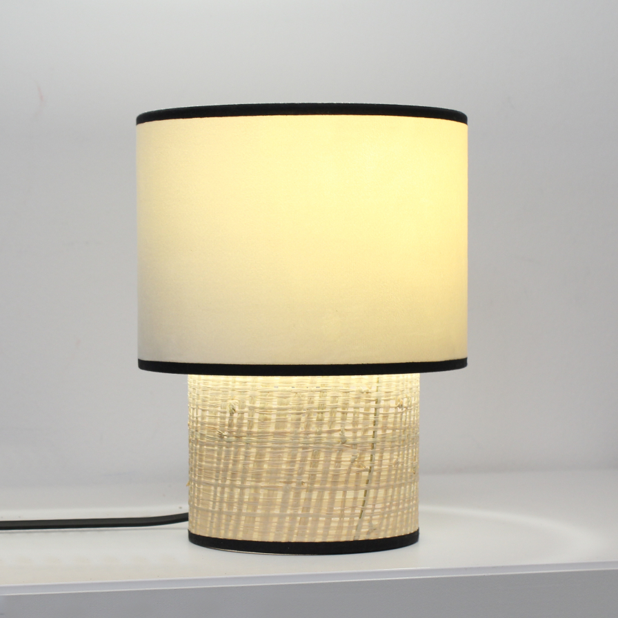 Lampe GATSBY allumée, lumière chaleureuse diffusée à travers l’abat-jour en velours, créant une ambiance cosy et feutrée.