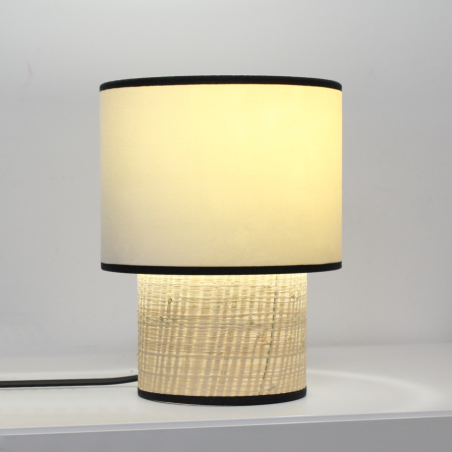 Lampe GATSBY allumée, lumière chaleureuse diffusée à travers l’abat-jour en velours, créant une ambiance cosy et feutrée.