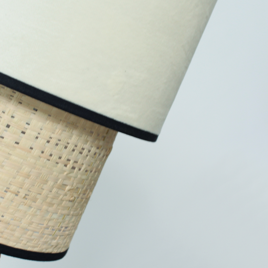 Gros plan sur l’abat-jour, la texture douce et luxueuse du velours, mettant en avant la couleur écru et son rendu élégant.