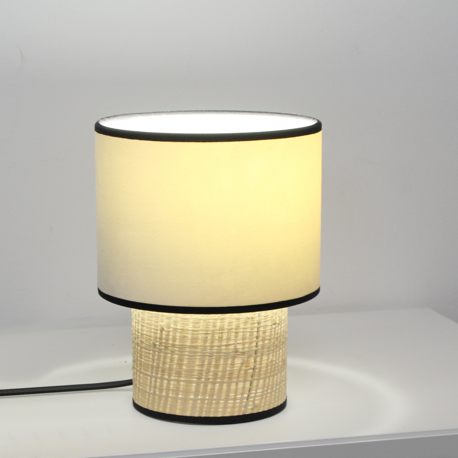 Lampe de salon GATSBY, profil du luminaire mettant en valeur l’association du velours et du rotin dans un design épuré.