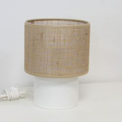Lampe de chevet TABATA posée sur une table en bois blanche dans un intérieur bohème