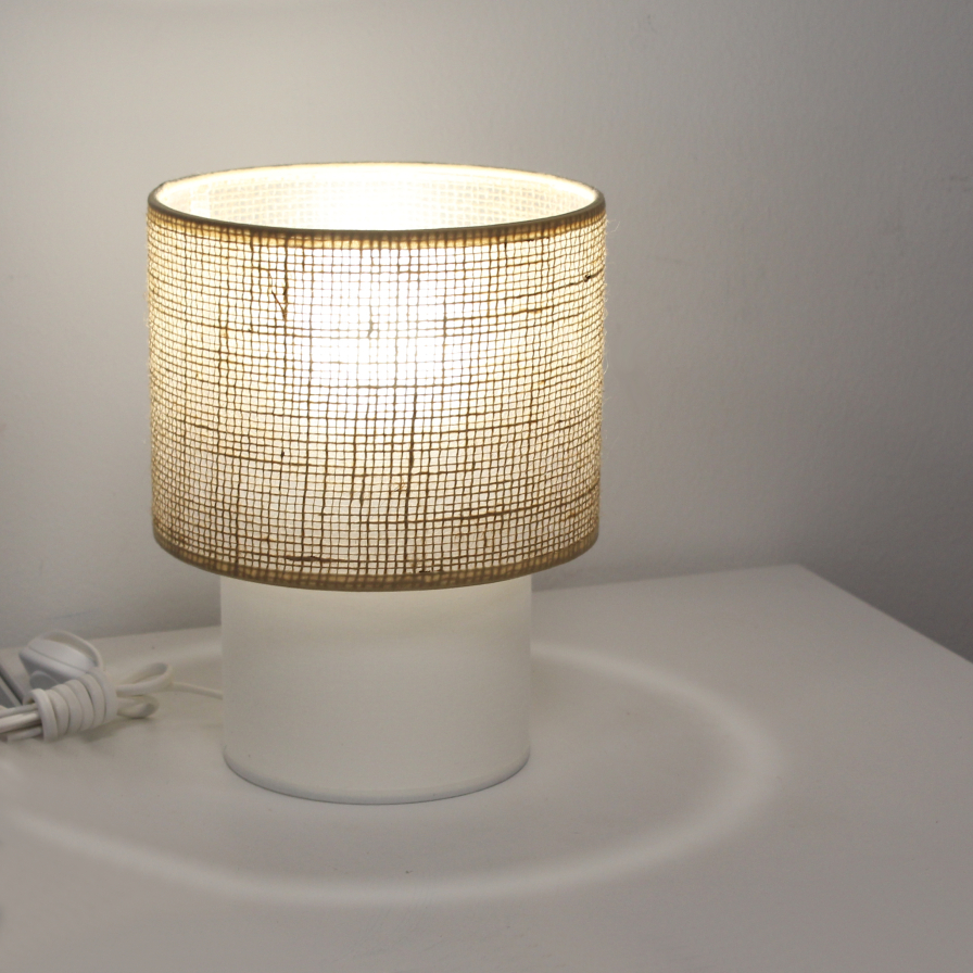 Lampe TABATA allumée diffusant une lumière douce dans un salon naturel