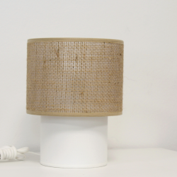 Vue de profil de la lampe TABATA design minimaliste et matières naturelles