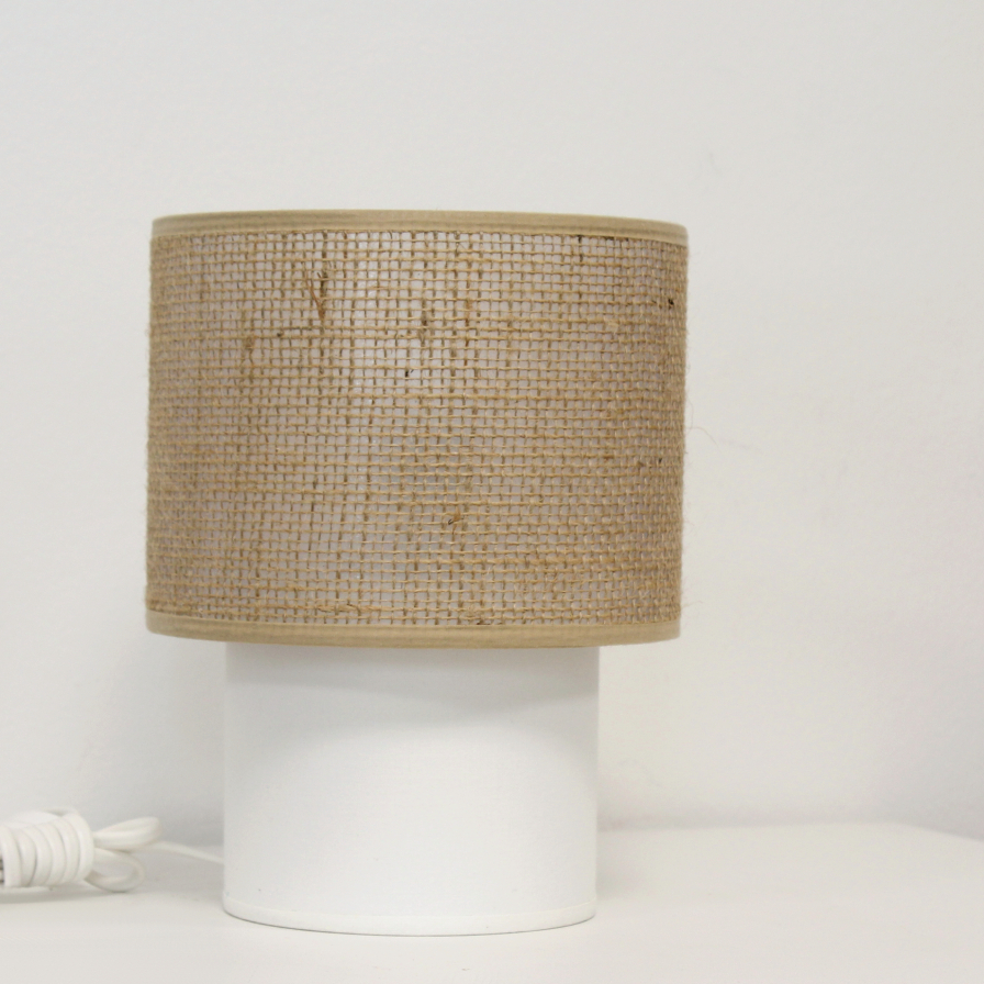 Vue de profil de la lampe TABATA design minimaliste et matières naturelles