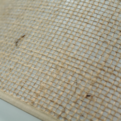 Vue rapprochée de l’abat-jour en sisal naturel de la lampe TABATA