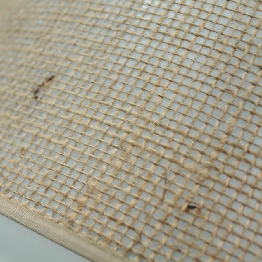 Vue rapprochée de l’abat-jour en sisal naturel de la lampe TABATA