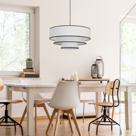 Suspension en coton blanc, luminaire moderne en situation dans une salle à manger