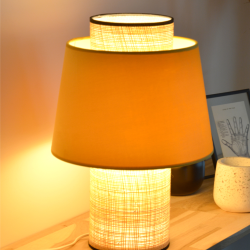 LULEA - lampe à poser en rotin naturel et velours jaune moutarde - 28cm