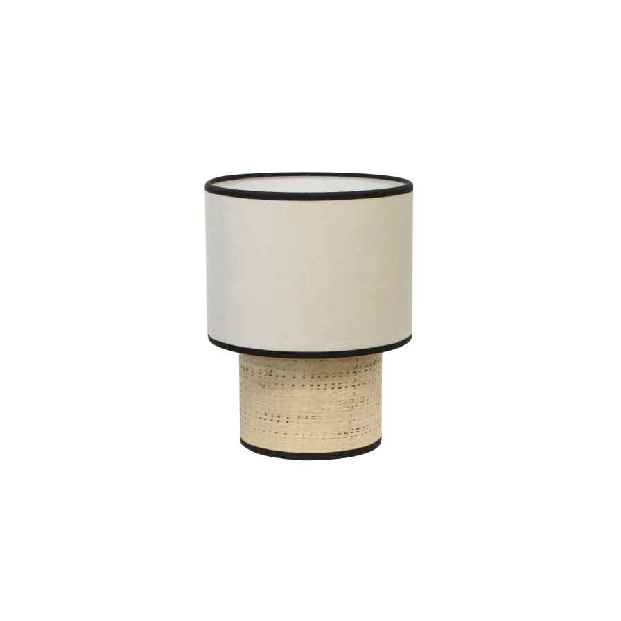 Lampe GATSBY, élégante combinant un abat-jour en velours beige blanc écru, un biais en coton noir et un pied en rotin naturel
