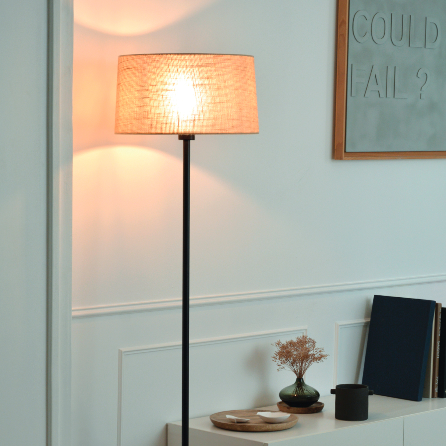 Abat jour LUCETTA en sisal utilisé en lampadaire avec pied noir métallique, ambiance déco moderne épuré