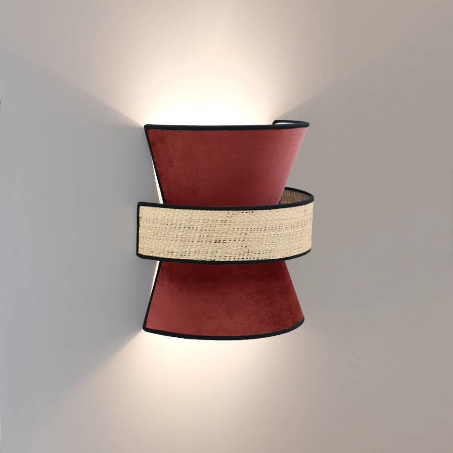 Applique murale Gatsby  allumée en velours rouge bordeaux et rotin naturel
