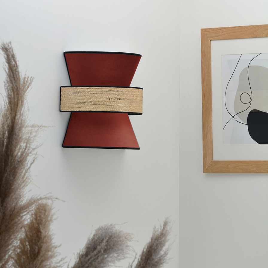 Applique murale en velours rouge bordeaux et rotin naturel dans un intérieur moderne bohème