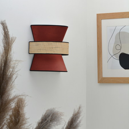Applique murale en velours rouge bordeaux et rotin naturel dans un intérieur moderne bohème