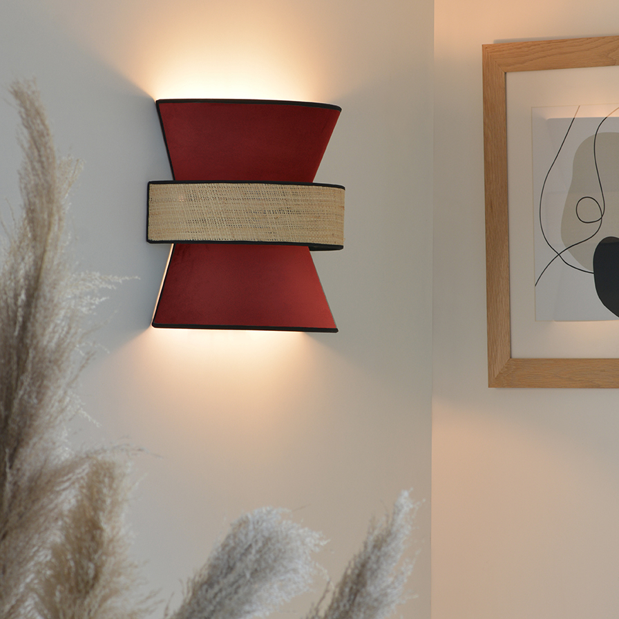 éclairage murale GATSBY en velours rouge bordeaux et rotin naturel dans un intérieur moderne bohème